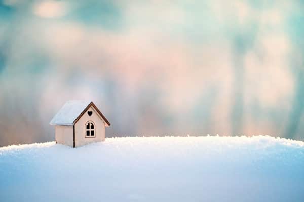 Houten huisje in sneeuw als symbool voor seizoensverhuur - Chateau Residenties